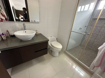 Apartamento de 3 habitaciónes con baño! Cerca Villa Country.  Pisos de marmol. Edificio con Piscina