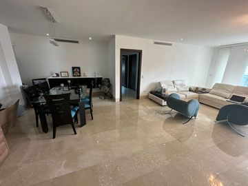 Apartamento de 3 habitaciónes con baño! Cerca Villa Country.  Pisos de marmol. Edificio con Piscina