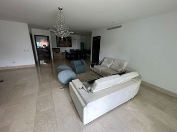 Apartamento de 3 habitaciónes con baño! Cerca Villa Country.  Pisos de marmol. Edificio con Piscina