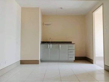 METRO MANILA High End Condo Modern Minimialist Condo near Hotel Mall Resturants and Airport Hospital School Office  HIGH END BUT AFFORDABLE CONDO IN S