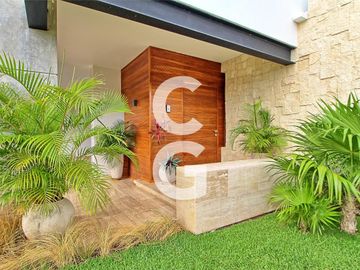 Casa en Venta en Cancun en Cancun Country Club Frente al Lago con Rooftop