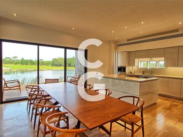 Casa en Venta en Cancun en Cancun Country Club Frente al Lago con Rooftop