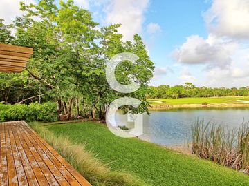 Casa en Venta en Cancun en Cancun Country Club Frente al Lago con Rooftop
