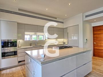 Casa en Venta en Cancun en Cancun Country Club Frente al Lago con Rooftop