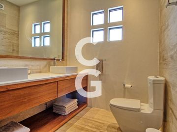 Casa en Venta en Cancun en Cancun Country Club Frente al Lago con Rooftop