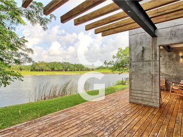 Casa en Venta en Cancun en Cancun Country Club Frente al Lago con Rooftop