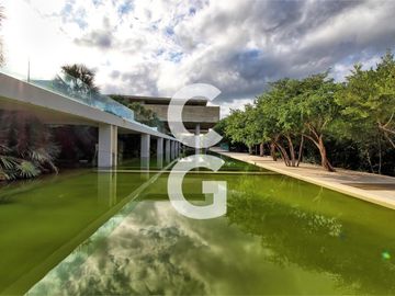 Casa en Venta en Cancun en Cancun Country Club Frente al Lago con Rooftop
