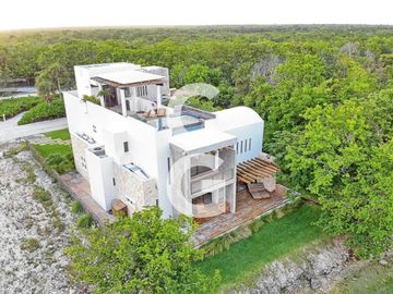 Casa en Venta en Cancun en Cancun Country Club Frente al Lago con Rooftop