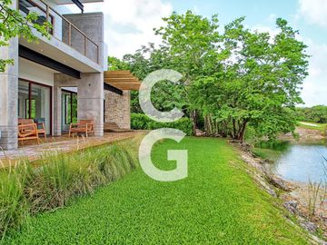 Casa en Venta en Cancun en Cancun Country Club Frente al Lago con Rooftop