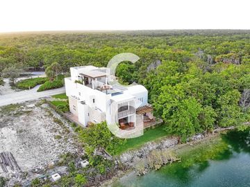 Casa en Venta en Cancun en Cancun Country Club Frente al Lago con Rooftop
