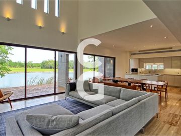 Casa en Venta en Cancun en Cancun Country Club Frente al Lago con Rooftop