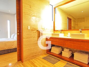 Casa en Venta en Cancun en Cancun Country Club Frente al Lago con Rooftop