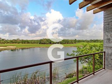 Casa en Venta en Cancun en Cancun Country Club Frente al Lago con Rooftop