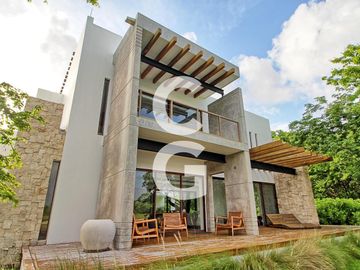 Casa en Venta en Cancun en Cancun Country Club Frente al Lago con Rooftop