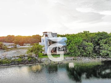 Casa en Venta en Cancun en Cancun Country Club Frente al Lago con Rooftop