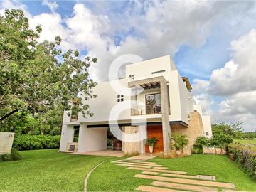 Casa en Venta en Cancun en Cancun Country Club Frente al Lago con Rooftop
