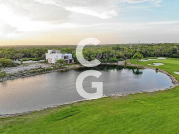 Casa en Venta en Cancun en Cancun Country Club Frente al Lago con Rooftop