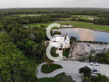 Casa en Venta en Cancun en Cancun Country Club Frente al Lago con Rooftop