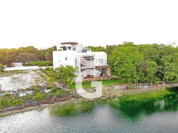 Casa en Venta en Cancun en Cancun Country Club Frente al Lago con Rooftop