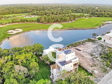 Casa en Venta en Cancun en Cancun Country Club Frente al Lago con Rooftop