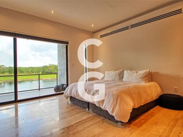 Casa en Venta en Cancun en Cancun Country Club Frente al Lago con Rooftop