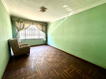 Venta de Casa en san isidro, frente al parque en avenida principal