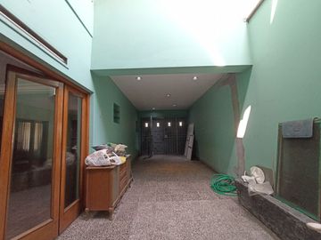 Venta de Casa en san isidro, frente al parque en avenida principal