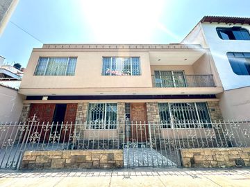 Venta de Casa en san isidro, frente al parque en avenida principal