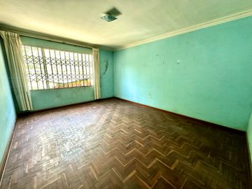 Venta de Casa en san isidro, frente al parque en avenida principal