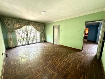Venta de Casa en san isidro, frente al parque en avenida principal