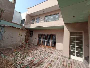 Venta de Casa en san isidro, frente al parque en avenida principal