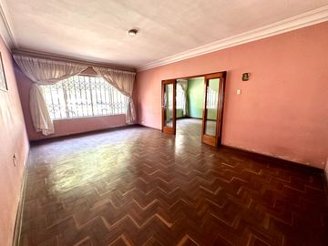Venta de Casa en san isidro, frente al parque en avenida principal