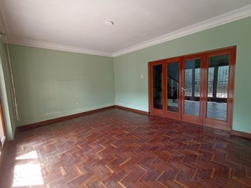 Venta de Casa en san isidro, frente al parque en avenida principal