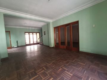 Venta de Casa en san isidro, frente al parque en avenida principal