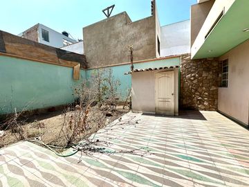Venta de Casa en san isidro, frente al parque en avenida principal