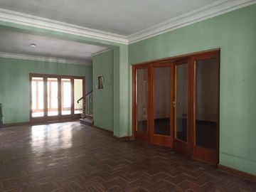 Venta de Casa en san isidro, frente al parque en avenida principal