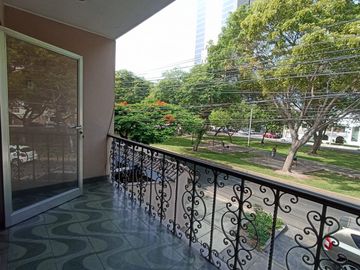 Venta de Casa en san isidro, frente al parque en avenida principal