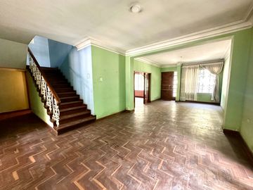 Venta de Casa en san isidro, frente al parque en avenida principal