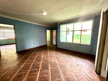 Venta de Casa en san isidro, frente al parque en avenida principal
