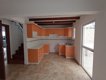 VENDO CASA 2 PISOS 3 DORMITORIOS, EN ALANGASI, CONJUNTO PRIVADO, AMPLIA, ACOGEDORA