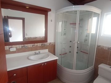 VENDO CASA 2 PISOS 3 DORMITORIOS, EN ALANGASI, CONJUNTO PRIVADO, AMPLIA, ACOGEDORA