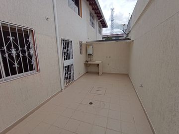 VENDO CASA 2 PISOS 3 DORMITORIOS, EN ALANGASI, CONJUNTO PRIVADO, AMPLIA, ACOGEDORA