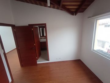 VENDO CASA 2 PISOS 3 DORMITORIOS, EN ALANGASI, CONJUNTO PRIVADO, AMPLIA, ACOGEDORA
