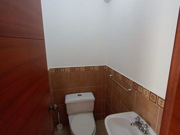 VENDO CASA 2 PISOS 3 DORMITORIOS, EN ALANGASI, CONJUNTO PRIVADO, AMPLIA, ACOGEDORA