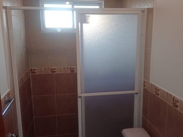 VENDO CASA 2 PISOS 3 DORMITORIOS, EN ALANGASI, CONJUNTO PRIVADO, AMPLIA, ACOGEDORA