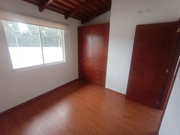 VENDO CASA 2 PISOS 3 DORMITORIOS, EN ALANGASI, CONJUNTO PRIVADO, AMPLIA, ACOGEDORA