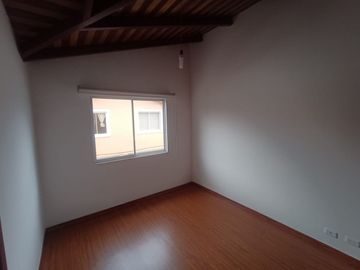 VENDO CASA 2 PISOS 3 DORMITORIOS, EN ALANGASI, CONJUNTO PRIVADO, AMPLIA, ACOGEDORA