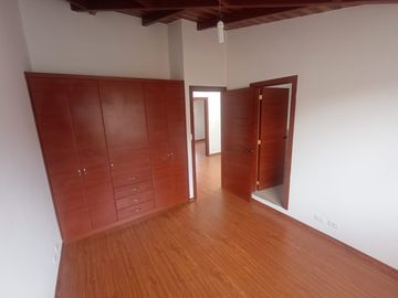 VENDO CASA 2 PISOS 3 DORMITORIOS, EN ALANGASI, CONJUNTO PRIVADO, AMPLIA, ACOGEDORA