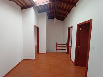 VENDO CASA 2 PISOS 3 DORMITORIOS, EN ALANGASI, CONJUNTO PRIVADO, AMPLIA, ACOGEDORA