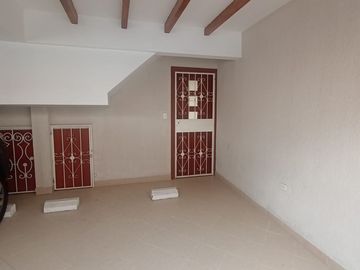 VENDO CASA 2 PISOS 3 DORMITORIOS, EN ALANGASI, CONJUNTO PRIVADO, AMPLIA, ACOGEDORA